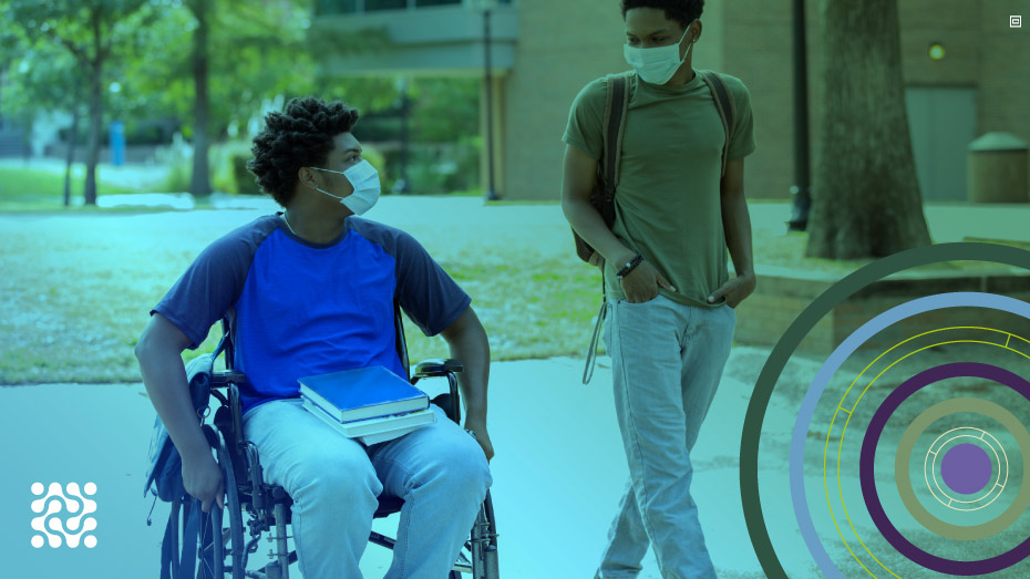 #PraCegoVer #ParaTodosVerem #DescriçãoDaImagem: Jovem estudante em cadeira de rodas junto com um colega em uma faculdade. Fim da descrição.