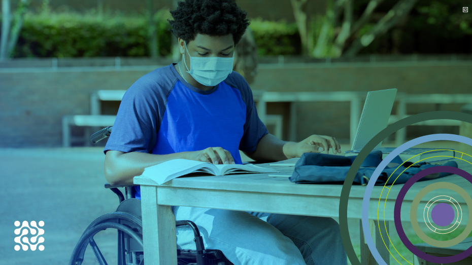 #PraCegoVer #ParaTodosVerem #DescriçãoDaImagem: Jovem estudante em cadeira de rodas estudando no campus da universidade. Fim da descrição.
